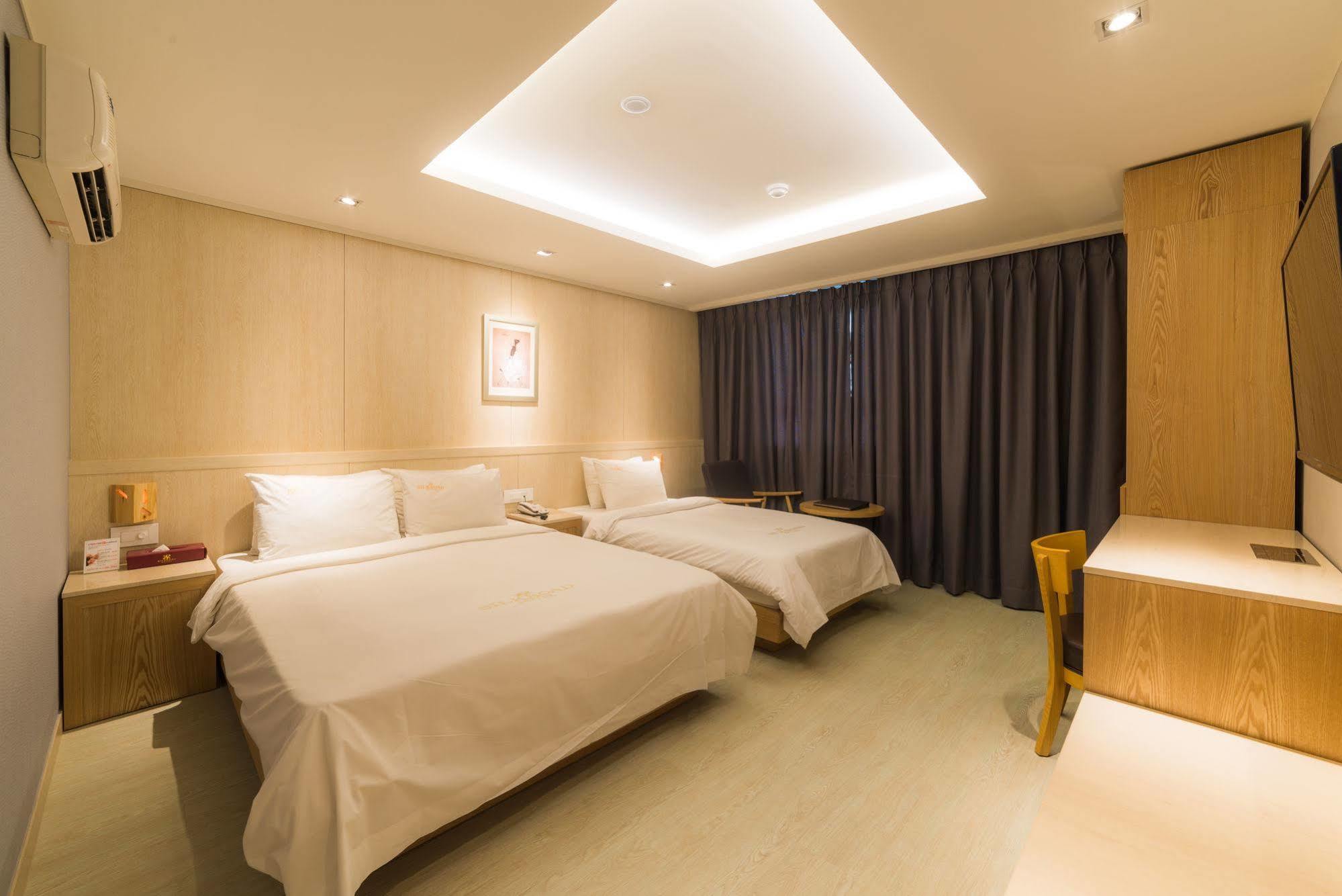 Reborn Suwon Silkroad Hotel Εξωτερικό φωτογραφία